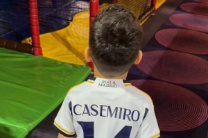 深愛！卡塞米羅社媒曬兒子身穿印有自己名字的皇馬14號球衣照