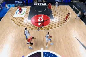 藝術(shù)！希臘后衛(wèi)穿襠擊地妙傳險(xiǎn)丟球 隊(duì)友底角待命三分穩(wěn)穩(wěn)命中！