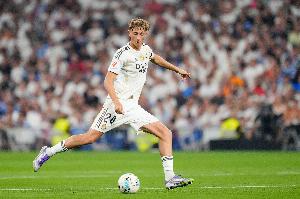 20歲152天，赫伊森是自08年以來(lái)皇馬西甲被罰下最年輕球員