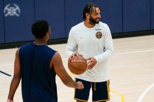 備戰(zhàn)新賽季！掘金官方發(fā)布全隊訓練動態(tài) 穆雷小辮子造型搶眼