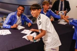 六臺：場上場下都是榜樣！阿諾德和赫伊森與小球迷們簽名合影