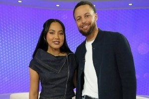 庫里曬與阿耶莎合照：與我最愛的聯(lián)合主持人 一起參加了訪談秀