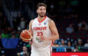 手感不佳但串聯(lián)全隊(duì)！申京上半場10中2得5分9板6助2斷1帽