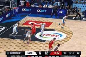 利刃穿心！字母哥一條龍反擊 連續(xù)過(guò)掉防守飛身暴力砸扣