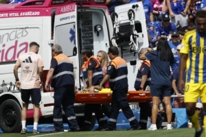 奧維耶多球員頭部碰撞后送醫(yī)，初步檢查結(jié)果為顱腦嚴重損傷