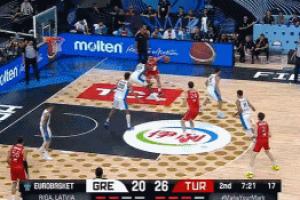 目前8中0！申京轉(zhuǎn)身上籃不中后造成犯規(guī) 罰球不中上搶賠上犯規(guī)！