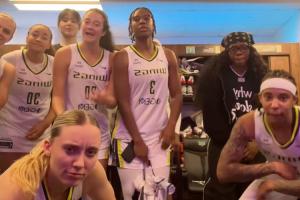 佩奇帶領(lǐng)飛翼全隊跳賽季“最后一舞” 李月汝在后排搞笑劃水