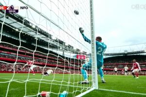 爆桿！約克雷斯與馬杜埃凱禁區(qū)內(nèi)配合，隨后爆射擊中立柱