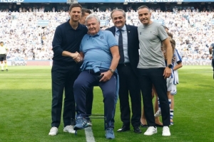 皇馬參加皇家社會賽前活動，致敬兩隊共同的功勛主帥托沙克