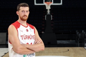 這是誰的部將？奧斯馬尼8中7砍半場最高18分外加4板 三分4中4！