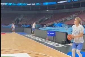 好像很輕松！馬爾卡寧訓(xùn)練場連續(xù)命中11記底角三分