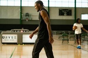 完成得很輕松！馬克西曬訓(xùn)練動態(tài) 還秀了胯下扣籃和大風(fēng)車