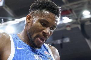 正負值-30全場最低！字母哥13中6拿到12分12板5助5失誤 罰球1中0