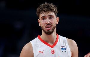 就差得分了！申京首節(jié)5中0未得分 但送出3助攻搶下4前場板！