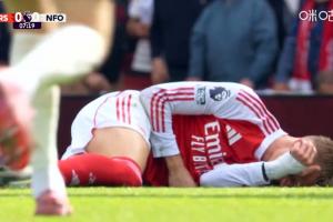 梅里諾小禁區(qū)攻門被擋，隨后厄德高反搶被鏟飛，表情痛苦