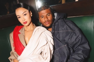 我們好著呢！40歲女友曬多張美照+與小男友杰倫-格林親吻視頻