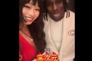 ??美女記者曬視頻：弗林蓬用中文說“我是二次元”