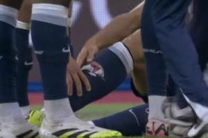 護(hù)腿板救命??帕利尼亞遭對手飛鏟小腿，球襪直接被撕開一道口子