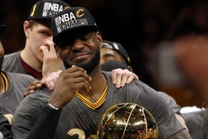 白巖松：冠軍的心是什么樣的？老詹：全身心投入 不問(wèn)結(jié)果