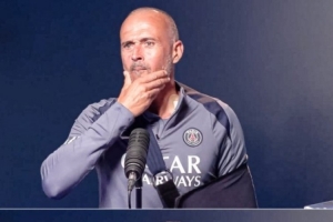 隊報：恩里克肩鎖關(guān)節(jié)手術(shù)后回到訓(xùn)練場，現(xiàn)場指導(dǎo)巴黎全隊的訓(xùn)練