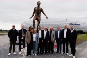 貝肯鮑爾雕像在安聯(lián)球場(chǎng)揭幕，與傳奇人物蓋德-穆勒雕像并列