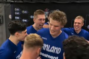 馬爾卡寧被扇得臉都紅了！芬蘭賽前熱身互相鼓勵(lì) 瘋狂互扇巴掌