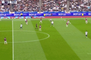 熱刺多打一人！紹切克飛鏟踢倒帕利尼亞，被裁判直紅罰下