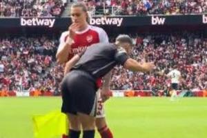 活久見??卡拉菲奧里場邊接受邊裁“輔導”，學習如何扔界外球