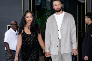 阿耶莎曬自己與庫里合照：你始終是我和無數(shù)人的靈感源泉 愛你！