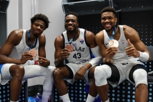 ??過(guò)去和現(xiàn)在！字母弟曬照：來(lái)自雅典塞波利亞的三兄弟！