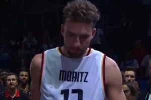 兄弟情深！小瓦賽后身穿哥哥大瓦的球衣參加頒獎典禮！