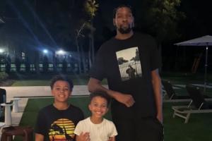 KD在火箭的老熟人！DJ-奧古斯汀曬倆兒子和杜蘭特合影：杜叔叔