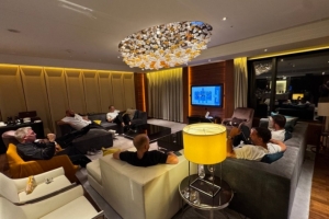 慘！費(fèi)迪南德、魯尼等曼聯(lián)名宿在酒店看曼市德比，結(jié)果曼聯(lián)被吊打