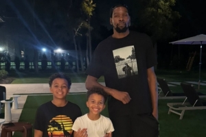 KD到休城了？火箭球探奧古斯汀曬兒子與杜蘭特合照 2人是大學(xué)隊友