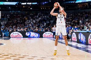 小瓦格納13中7&三分6中1得到18分8板2助2帽 上半場16分