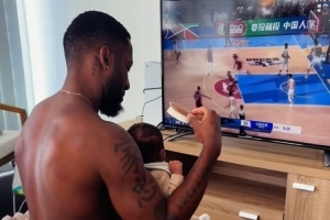 杰曼社媒曬帶娃看自己CBA集錦時刻：平和&和孩子在一起的黃金時光