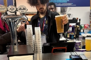 曼城主場(chǎng)一名酒吧工作人員在德比日穿曼聯(lián)球衣上班，遭到曼城解雇