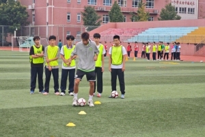 北京國(guó)安走進(jìn)建大附中，給學(xué)生們帶來一堂足球公益體驗(yàn)課