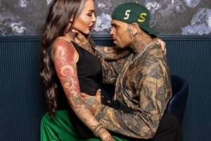 妻子：我能坐歌手克里斯-布朗腿上拍些熱辣照嗎？大將軍：沒問題