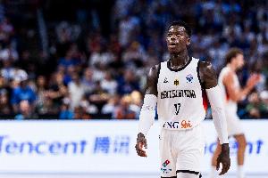 還沒發(fā)揮！施羅德上半場(chǎng)1投0中得到2分 5助攻3失誤