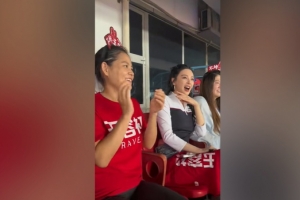 體驗(yàn)“蘇超”，演員張雨綺現(xiàn)場(chǎng)為常州隊(duì)加油助威