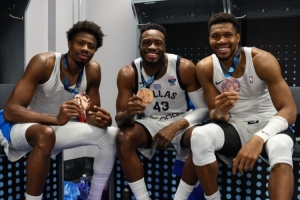 一次賽事三枚銅牌！字母哥曬三兄弟奪得銅牌后的合照