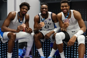 字母曬三兄弟戴獎(jiǎng)牌合照！大加祝賀：為國(guó)爭(zhēng)光 恭喜你的家人