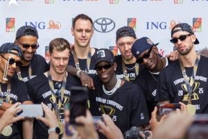 德國男籃回到法蘭克福 受到超過1000名球迷熱烈歡迎