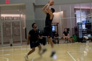 留點懸念！訓(xùn)練師曬布克訓(xùn)練集錦 上腳最新簽名鞋但被打上馬賽克