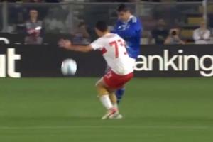 有臥底??莫拉塔吊射自家球門逼出門將極限撲救，回頭空門竟打偏