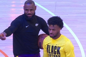 父子同臺(tái)的好處！詹姆斯變身妻子傳話(huà)筒：布朗尼 你媽喊你咧！