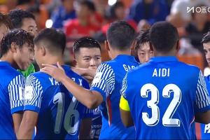 申花半場(chǎng)調(diào)整：隊(duì)長(zhǎng)朱辰杰被換下，艾迪替補(bǔ)登場(chǎng)