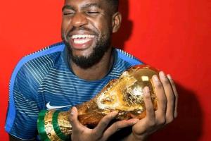 高光轉(zhuǎn)瞬即逝！烏姆蒂蒂頭槌比利時，與瓦拉內(nèi)搭檔中衛(wèi)奪世界杯