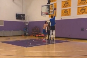 借用一下？霍姆格倫和哈爾滕施泰因在湖人球館進(jìn)行訓(xùn)練